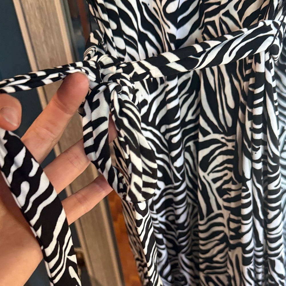 Chic Zebra Patterned Mini Dress - Picture 4 of 6